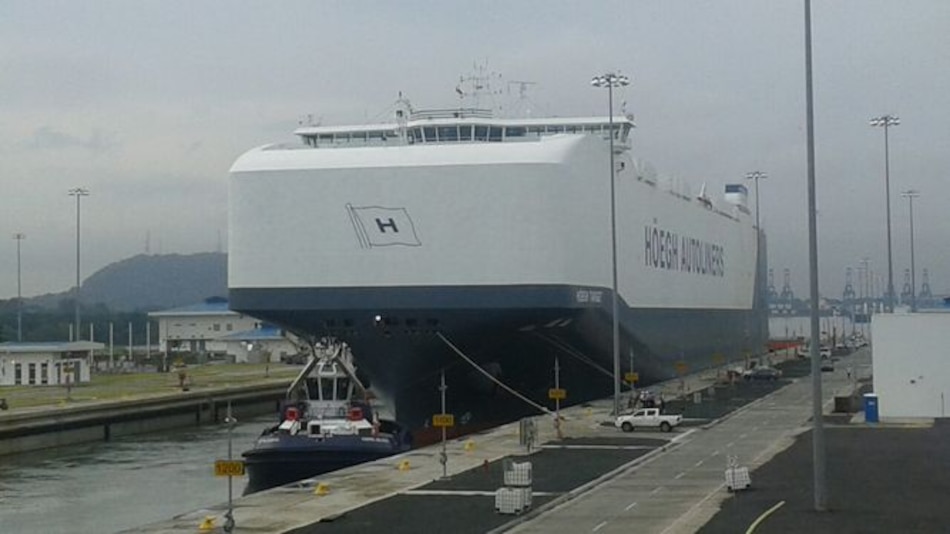 Buque portavehículos más grande del mundo pasa por el Canal de Panamá