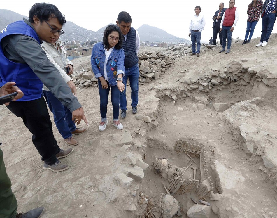 Descubren cinco momias milenarias en una pirámide en el centro de Lima