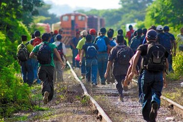 Abrirán refugios para niños migrantes en Texas y California