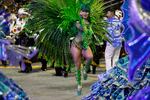 Brasil estalla en color y samba en la primera noche del Carnaval en Sao Paulo