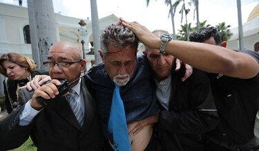 Seguidores del gobierno irrumpen con violencia en la Asamblea de Venezuela