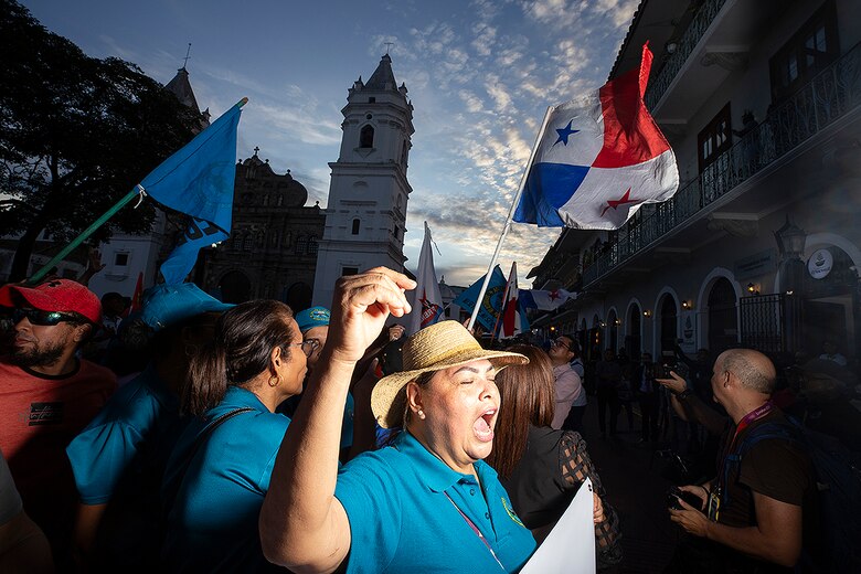 Educadores y trabajadores marchan hacia la Presidencia de la República para presentar propuesta sobre la CSS