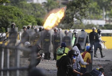 Oposición venezolana bloquea calles para impulsar plebiscito contra Maduro