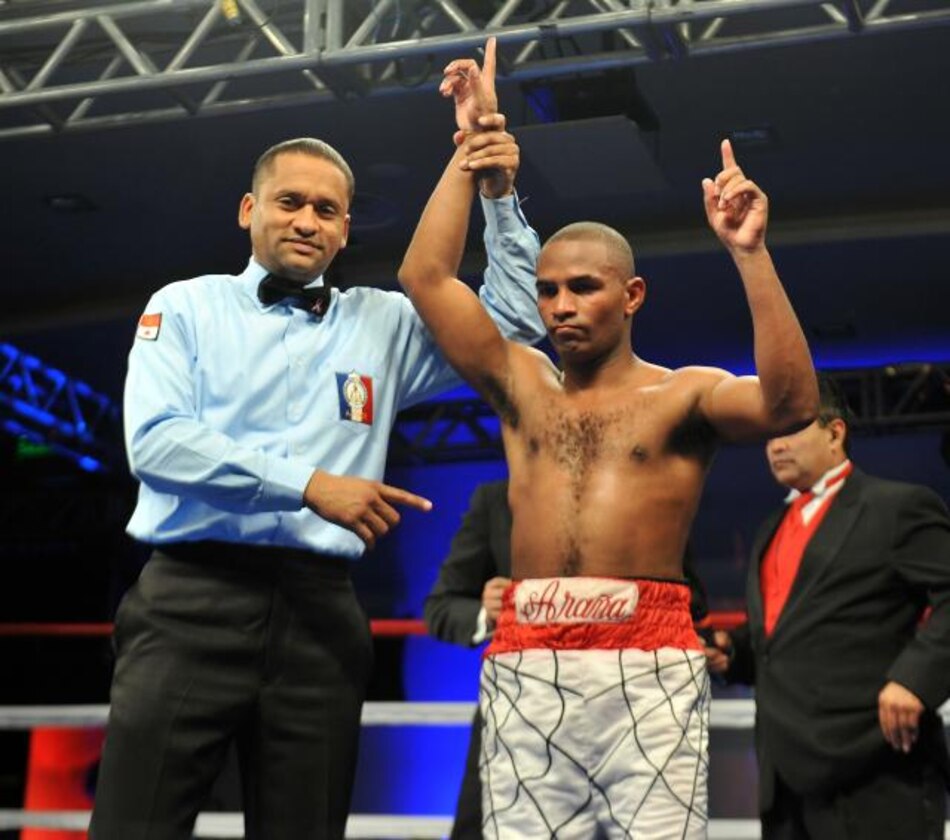 Roberto 'La Araña' Vásquez gana de los título supergallo de la AMB