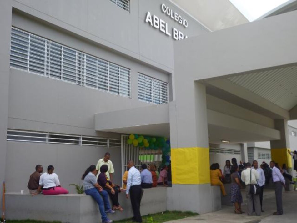 Profesores del colegio Abel Bravo se declaran en paro militante