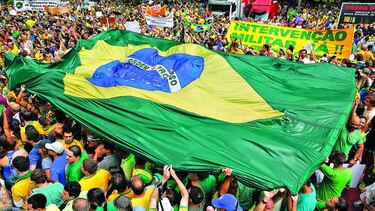 Fitch rebaja calificación a Brasil