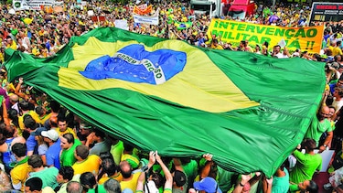 Fitch rebaja calificación a Brasil