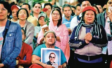 El papa santifica a Pablo VI y a Óscar Arnulfo Romero