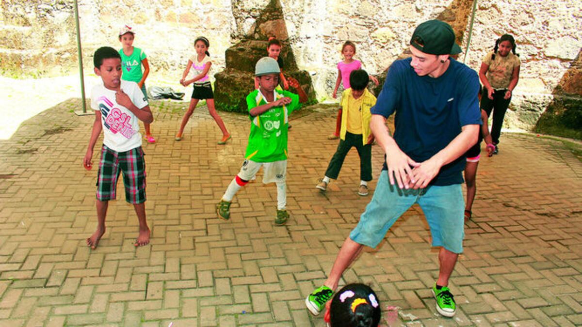 El instructor Arnold Quintana enseña a los niños desde 6 años las piruetas propias del ‘breakdance’. CORTESÍA