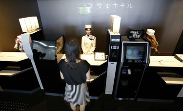 Inauguran en Japón un hotel que emplea robots para bajar costos; por noche habitación cuesta $80