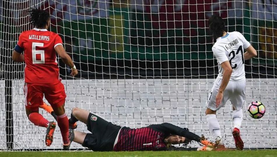 Uruguay supera a Gales con gol de Cavani