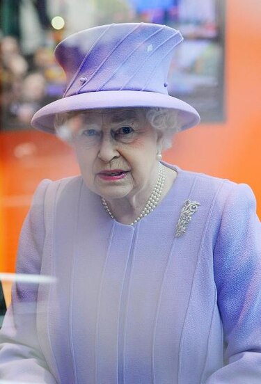 Isabel II de Inglaterra prosigue su convalecencia en hospital
