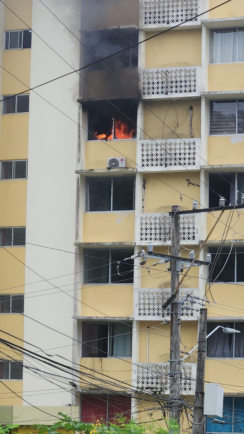 Bomberos sofocan incendio en un apartamento de un edificio en La Cresta