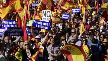 Puigdemont llama a oponerse democráticamente a la intervención en Cataluña