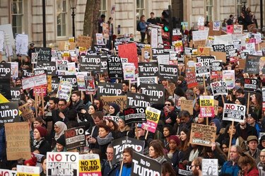 Donald Trump fustiga a juez por congelar restricciones migratorias