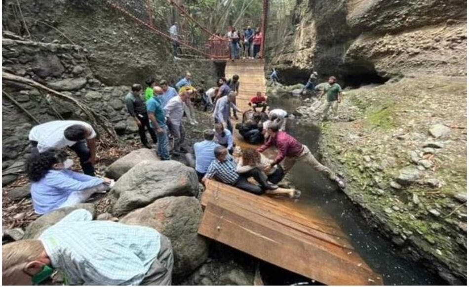 Unas 25 personas quedan lesionadas tras caída de puente colgante en Cuernavaca