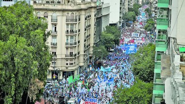 Docentes piden ajuste salarial