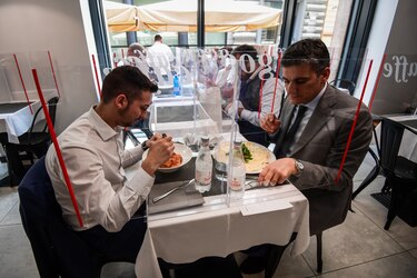 Cauto regreso a la mesa en los restaurantes y cafés por el coronavirus