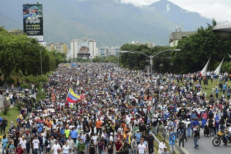 Oposición venezolana protesta en las calles contra la constituyente
