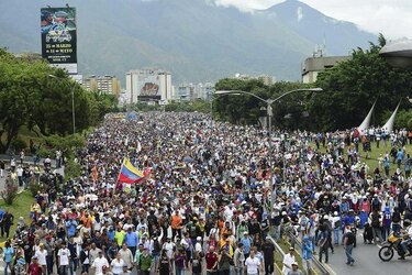 Oposición venezolana protesta en las calles contra la constituyente