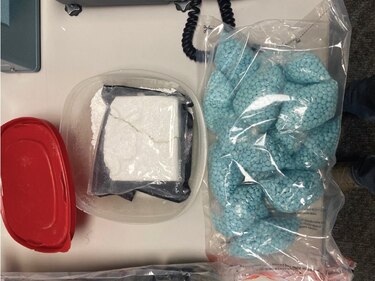 Detienen a un joven en Texas con miles de pastillas de fentanilo ocultas en un microondas