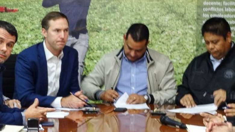 Minera y sindicato de trabajadores firman acuerdo