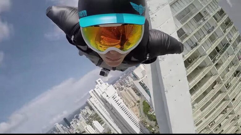 Video de paracaidistas 'murciélago' volando entre edificios de la cinta costera se vuelve viral