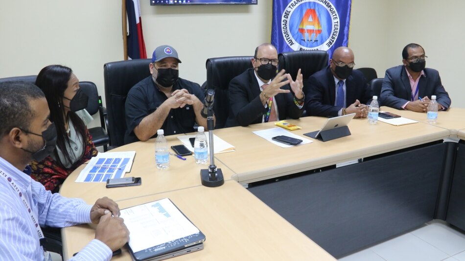 Gobierno y transportistas, sin acuerdo; piden congelar precios de los combustibles