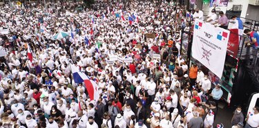 La ciudadanía protesta contra las reformas electorales introducidas en la Asamblea