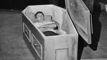 La fascinante historia del irlandés que pasó 61 días enterrado en un ataúd