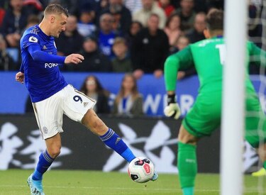 Leicester golea y es tercero