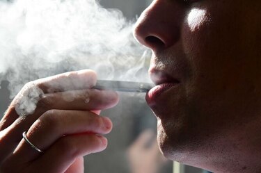 El gobierno de Trump evalúa prohibir recargas saborizadas para cigarrillos electrónicos