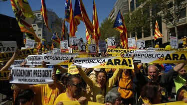 Multitudinaria manifestación en Barcelona por la libertad de independentistas catalanes