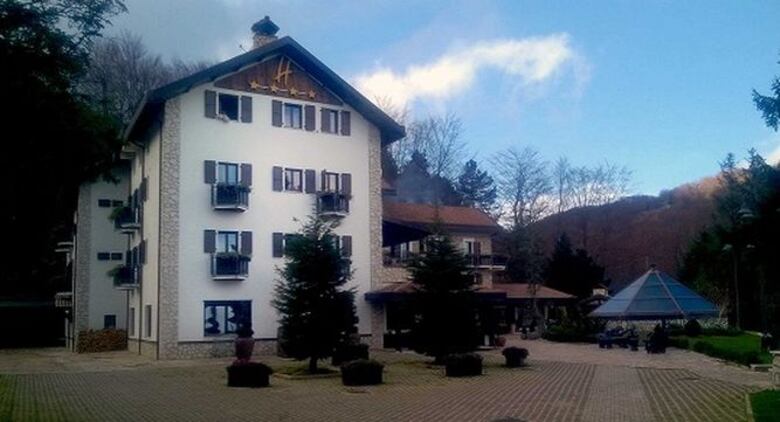 Socorristas buscan sobrevivientes tras alud en Italia