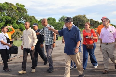 Presidente Mulino visita áreas afectadas por terremoto; países vecinos ofrecen ayuda