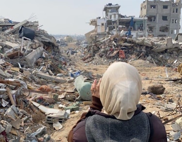 Hogares reducidos a escombros y precios exorbitantes: así es la vida de dos mujeres gazatíes a un mes del cese el fuego con Israel