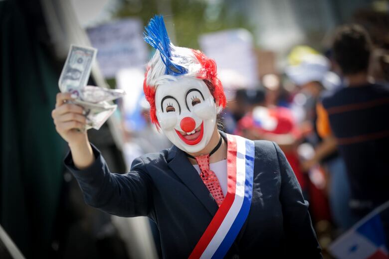 ‘Abajo el contrato minero’ piden los ciudadanos en una protesta en la cinta costera 