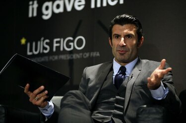 Luis Figo retira su candidatura para presidir la FIFA