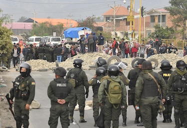 Afines a Evo Morales retienen y agreden a periodistas y policías en un operativo de desbloqueo