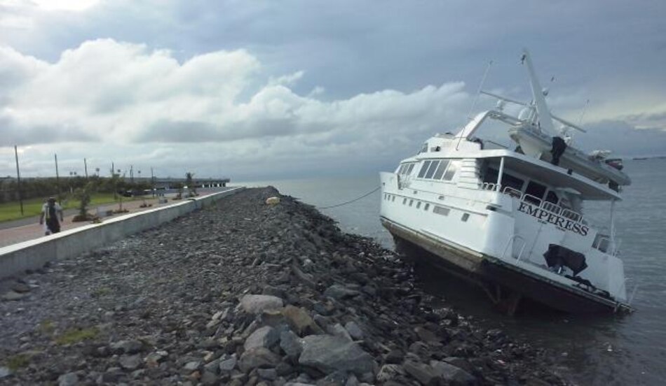 Bote amanece varado en la cinta costera