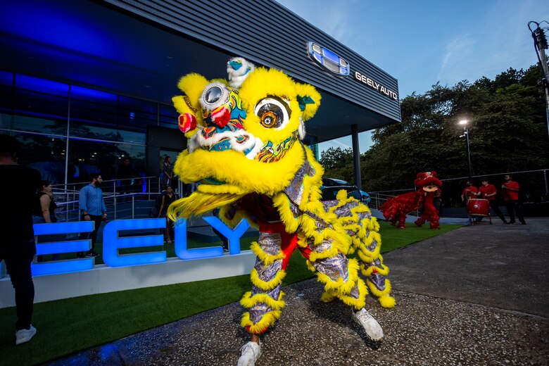 Geely inaugura su primer showroom en Panamá y lanza su nuevo SUV Azkarra, con tecnología híbrida ligera demostrando por qué menos, es más