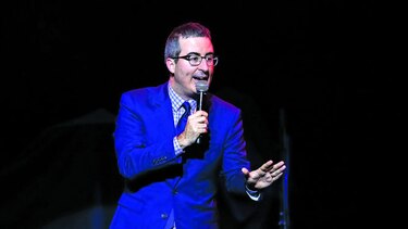 John Oliver critica elecciones italianas