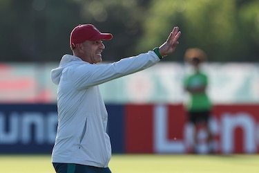 Portugal inicia su ruta hacia el título frente a una selección que vuelve después de 52 años
