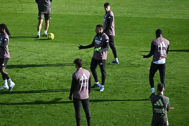 Mbappé prueba su rodilla y apunta a la Supercopa de España