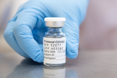 Reino Unido aprueba el uso de la vacuna contra la Covid-19 de AstraZeneca/Oxford