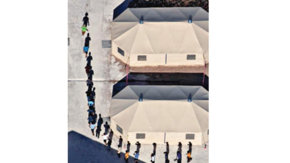 Últimos niños migrantes salen de campamento estadounidense