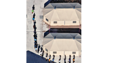 Últimos niños migrantes salen de campamento estadounidense