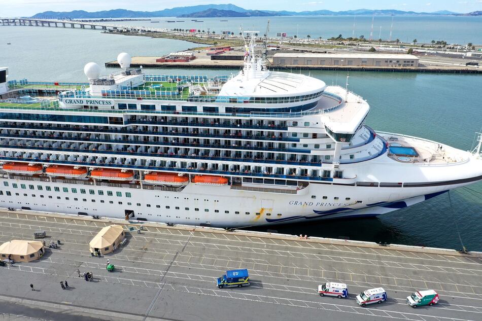 Evacuan a pasajeros con coronavirus de crucero tras atracar en California