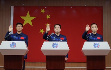 Los astronautas que China enviará a su estación espacial: un veterano y dos debutantes