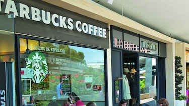 Cadena Starbucks se defiende de campaña